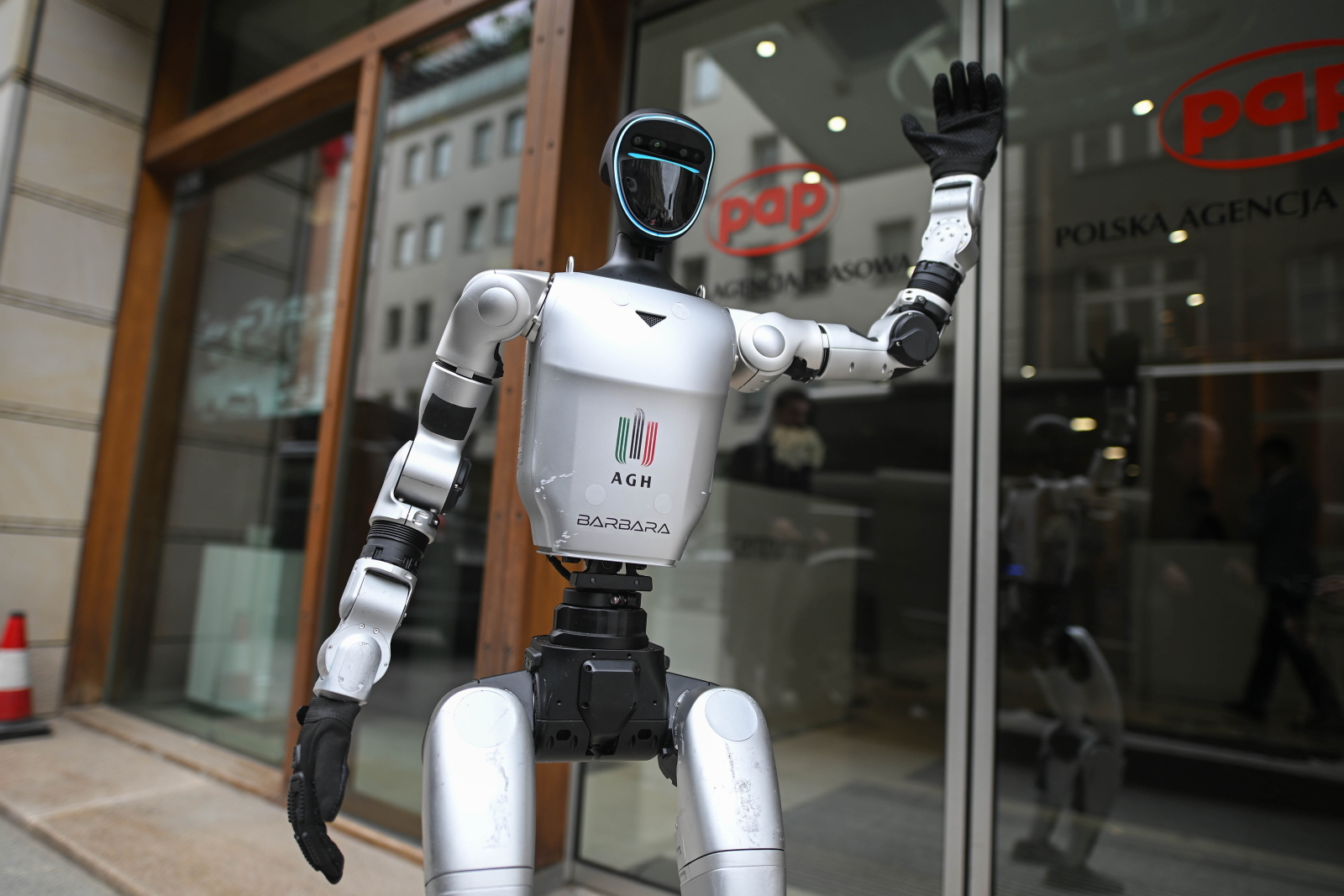 Robot Humanoidalny Barbara przed wejściem do siedziby PAP. Fot. PAP