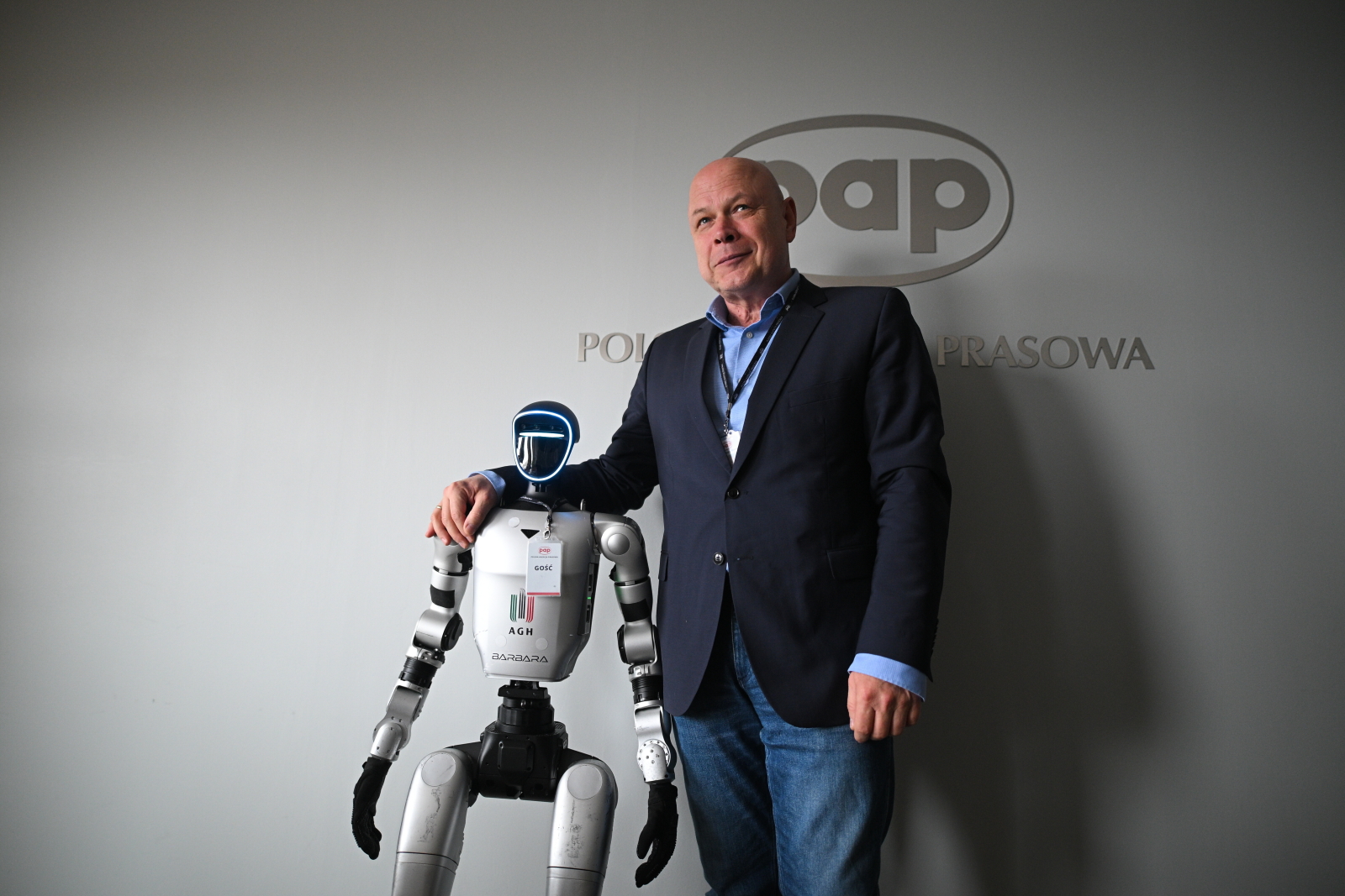 Robot Barbara z Zastępcą Dyrektora Generalnego PAP, Pawłem Kostrzewą. Fot. PAP