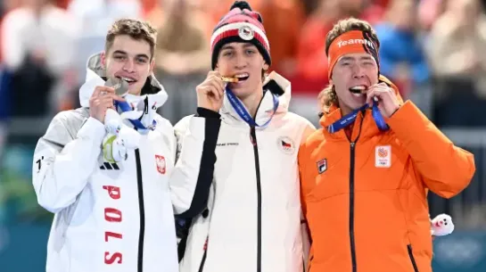 Od lewej: Reprezentant Polski Władimir Semirunnij (srebro), Czech Metodej Jilek (złoto) i Holender Jorrit Bergsma (brąz), podczas dekoracji zwycięzców biegu na 10 000 m łyżwiarzy szybkich. Fot. PAP/Paweł Skraba