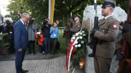 Marszałek Sejmu RP Włodzimierz Czarzasty (L) składa wieniec przy pomniku upamiętniającym 1200 mieszkańców – ofiar niemieckiego bombardowania 1 września 1939 roku w Wieluniu. Fot. PAP/Marian Zubrzycki