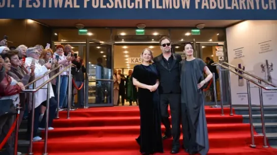 Reżyser Jan Holoubek (C) oraz aktorki Joanna Kulig (L) i Magdalena Różczka (P) podczas gali otwarcia 51. Festiwalu Polskich Filmów Fabularnych w Gdyni. Fot. PAP/Adam Warżawa