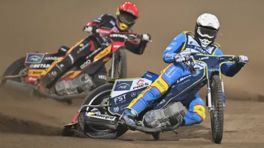 Maciej Janowski (czerwony) z Betard Sparty Wrocław i Antoni Kawczyński (biały) z Pres Grupy Deweloperskiej Toruń podczas rewanżowego meczu finałowego żużlowej Ekstraligi. Fot. PAP/Maciej Kulczyński