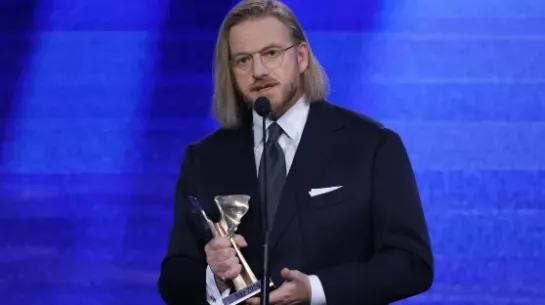 Laureat Nagrody Literackiej "Nike" Szczepan Twardoch podczas gali wręczenia nagród. Fot. PAP/Paweł Supernak