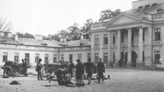 Grupa żołnierzy marszałka Józefa Piłsudskiego na placu przed Belwederem, 12-15 maja 1926 r. Fot. Narodowe Archiwum Cyfrowe