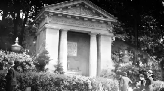 Wilno. Cmentarz Misjonarzy na Rossie. Widoczna kaplica i groby obrońców Wilna, 1935 r./NAC