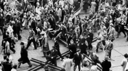 Demonstranci na ulicach Budapesztu, 23 października 1956 r. Fot. PAP/KEYSTONE