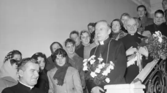 Spotkanie prymasa Stefana Wyszyńskiego ze studentami w Pałacu Prymasowskim, 1 listopada 1956 r. Fot. PAP/CAF/Marian Sokołowski