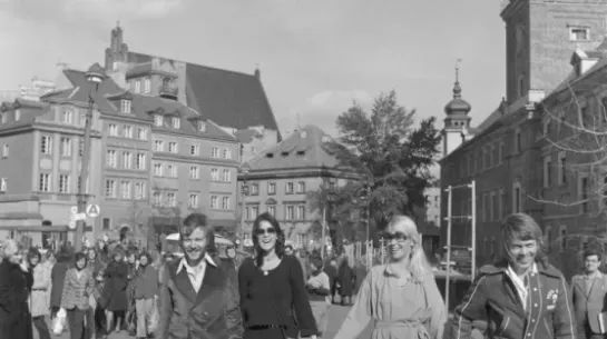 Członkowie szwedzkiego zespołu Abba na placu Zamkowym podczas spaceru po Starym Mieście w Warszawie. Rok 1976. Fot. PAP/Ireneusz Radkiewicz