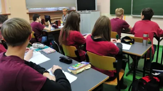 Uczniowie w klasie szkolnej Fot. PAP/Marcin Bielecki
