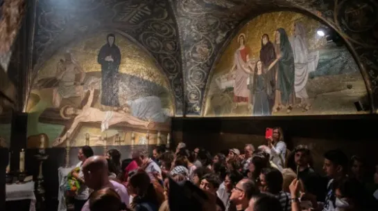 Wnętrze bazyliki Grobu Pańskiego w Jerozolimie. Fot. PAP/Wojtek Jargiło