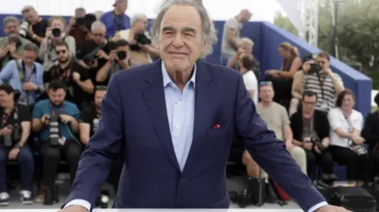  Amerykański reżyser Oliver Stone podczas sesji zdjęciowej promującej film „Lula” na 77. Międzynarodowym Festiwalu Filmowym w Cannes (Francja), 20 maja 2024 r. Fot. EPA/GUILLAUME HORCAJUELO Dostawca: PAP/EPA