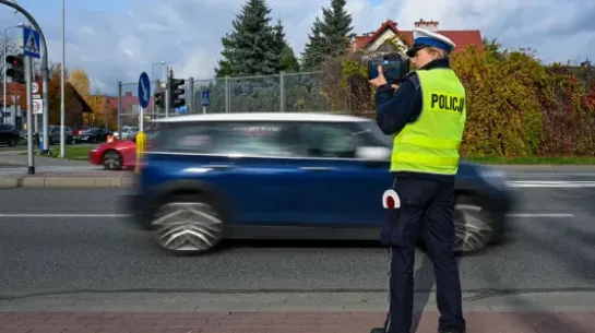 Policjant podczas kontroli drogowej Fot. PAP/Darek Delmanowicz