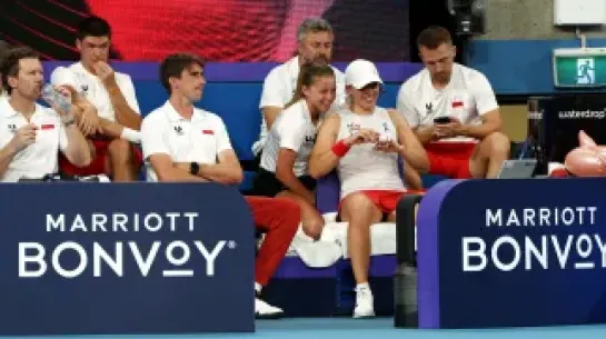 Polki Iga Świątek (C-P) i Maja Chwalińska (C-L) w przerwie pojedynku z Coco Gauff ze Stanów Zjednoczonych podczas finału tenisowego turnieju United Cup w Sydney, fot. PAP/Marcin Cholewiński