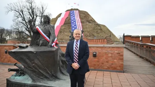 Ambasador Stanów Zjednoczonych w Polsce Thomas Rose podczas uroczystości odsłonięcia na Kopcu Kościuszki w Krakowie. Fot. PAP/Art Service