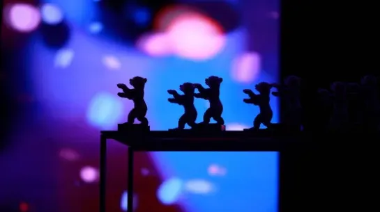 Wręczenie nagród Berlinale Bear podczas ceremonii zamknięcia 76. Międzynarodowego Festiwalu Filmowego w Berlinie. Fot. PAP/EPA/CLEMENS BILAN