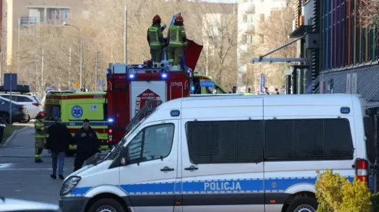 Służby pracują na miejscu pożaru na warszawskim Ursynowie. Fot. PAP/Paweł Supernak