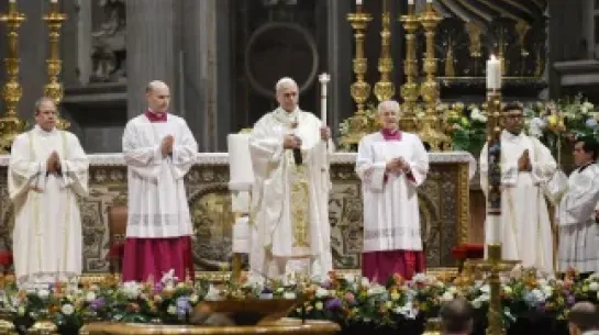 Papież Leon XIV podczas mszy Wigilii Paschalnej, fot. PAP/EPA/ANSA/FABIO FRUSTACI