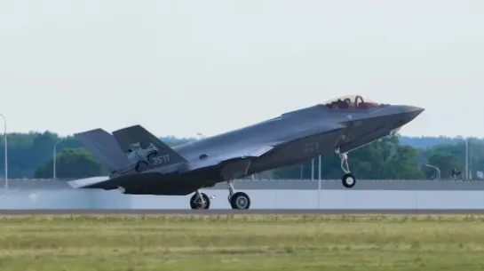 Uroczystość powitania pierwszych polskich samolotów F-35 Fot.  PAP/Marian Zubrzycki