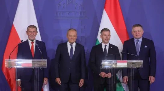  Premier Donald Tusk (2L), premier Republiki Czeskiej Andrej Babis (L), premier Słowacji Robert Fico (P) i premier Węgier Peter Magyar (2P) Fot. PAP/Leszek Szymański