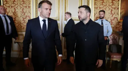 Prezydent Francji Emmanuel Macron i prezydent Ukrainy Wołodymyr Zełenski. Fot. PAP/EPA/Tom Nicholson / POOL