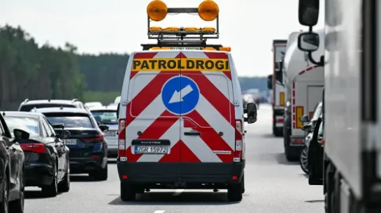 Służby drogowe na drodze ekspresowej S3. Zdj. ilustracyjne. Fot. PAP/Marcin Bielecki