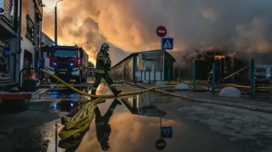 Skutki rosyjskiego ataku na Kijów z 16 sierpnia Fot. PAP/Vladyslav Musiienko