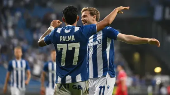 Piłkarz Lecha Poznań Daniel Hakans i Luis Palma. Fot. PAP/Jakub Kaczmarczyk