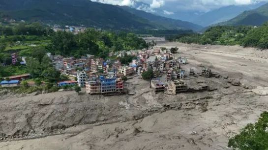 Zniszczone budynki po powodzi błyskawicznej w Nepalu, fot. PAP/EPA/NARENDRA SHRESTHA