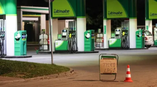 Na stacjach benzynowych w Zakopanem brakuje paliwa. Fot. PAP/Grzegorz Momot
