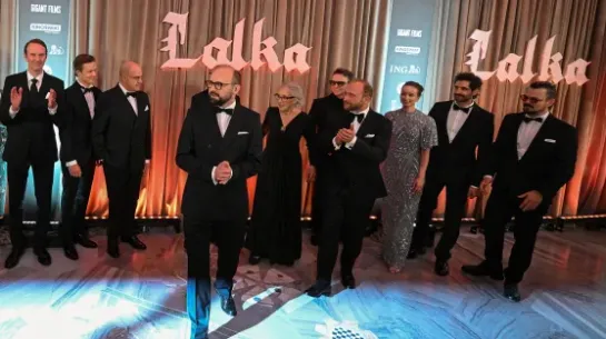 Reżyser Maciej Kawalski (2P), producent Radosław Drabik (4L) oraz aktorzy: Rafał Rutkowski (L), Filip Pławiak (2L), Cezary Żak (3L), Maja Komorowska (5L), Paweł Wilczak (5P), Borys Szyc (4P), Oliwia Drabik (3P) i Dawid Ogrodnik (P) na premierze filmu "Lalka" w reżyserii Macieja Kawalskiego. Fot. PAP/Marcin Obara