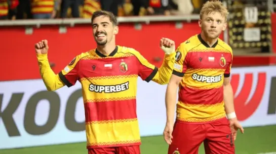 Piłkarze Jagiellonii Białystok; Rodrigo Conceicao (L) i Kamil Jóźwiak. Fot. PAP/Artur Reszko