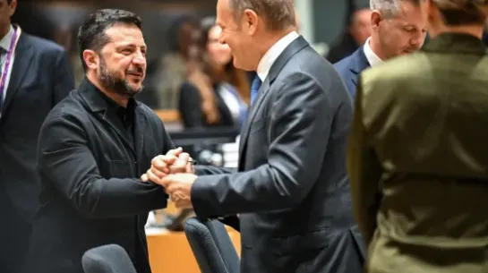 Premier RP Donald Tusk (C) i prezydent Ukrainy Wołodymyr Zełenski (L) w drugim dniu szczytu Rady Europejskiej w Brukseli, fot. PAP/Wiktor Dąbkowski