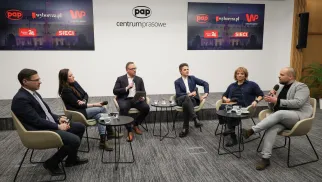 Dziennikarze: Zuzanna Dąbrowska (PAP), Michał Karnowski ("Sieci"), Agata Kondzińska ("Gazeta Wyborcza"), Roch Kowalski (Polskie Radio 24), Michał Wróblewski (WP) oraz moderator Adrian Kowarzyk (PAP) podczas dyskusji "Dziennikarze komentują: Kampania Prezydencka 2025" w centrum prasowym PAP w Warszawie, fot. PAP/Paweł Supernak