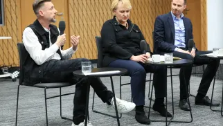 Od lewej: politolog dr hab. Tomasz Słomka z Wydziału Nauk Politycznych i Studiów Międzynarodowych UW, socjolog dr hab. Małgorzata Molęda-Zdziech z Katedry Studiów Politycznych w Kolegium Ekonomiczno-Społecznym SGH oraz politolog dr Mateusz Zaremba z Wydziału Nauk Humanistycznych SWPS. Fot. PAP/Szymon Pulcyn