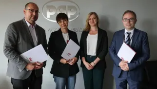 07.08.2025. Prorektor ds. Nauki Uniwersytetu Medycznego w Poznaniu prof. Michał Nowicki (P), zarządzający Polską Agencją Prasową Marek Błoński (L), prezes zarządu Fundacji Polskiej Agencji Prasowej Magdalena Chodak (2L) i członek zarządu Fundacji Polskiej Agencji Prasowej Magdalena Żuk (2P) po podpisaniu porozumienia między PAP a UMP, 7 bm. w siedzibie PAP w Warszawie. Polska Agencja Prasowa i Uniwersytet Medyczny im. Karola Marcinkowskiego w Poznaniu. (mr) PAP/Albert Zawada