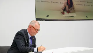 Redaktor naczelny Polskiej Agencji Prasowej Wojciech Tumidalski podpisał w siedzibie agencji w Warszawie, 12.09.25 r. umowę o wymianę informacji pomiędzy PAP i ormiańską agencją prasową Armenpress.