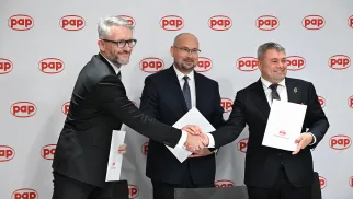 Zarządzający Polską Agencją Prasową Marek Błoński (C), prezes zarządu OBR CTM Marcin Wiśniewski (P) i prezes GPW DAI Paweł Laskowski (L) podczas podpisania listu intencyjnego, w ramach międzynarodowej konferencji pt. „Świat Narracji”, 15 bm. w Centrum Prasowym PAP w Warszawie.