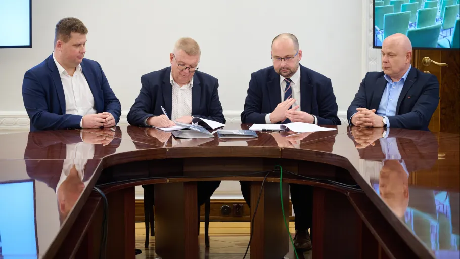 Osoby na zdjęciu od lewej: Robert Metera Członek Zarządu CBF, Piotr Koziarski Prezes Zarządu CBF, Marek Błoński Zarządzający PAP, Paweł Kostrzewa Zarząd PAP. Fot. PAP/Cezary Piwowarski