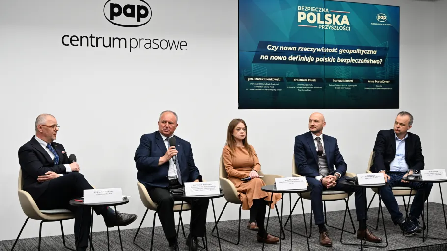 Od lewej: Wojciech Tumidalski PAP, Marek Bieńkowski, Anna Maria Dyner, Mariusz Marszał, dr Damian Flisak, fot. PAP /Marcin Kmieciński