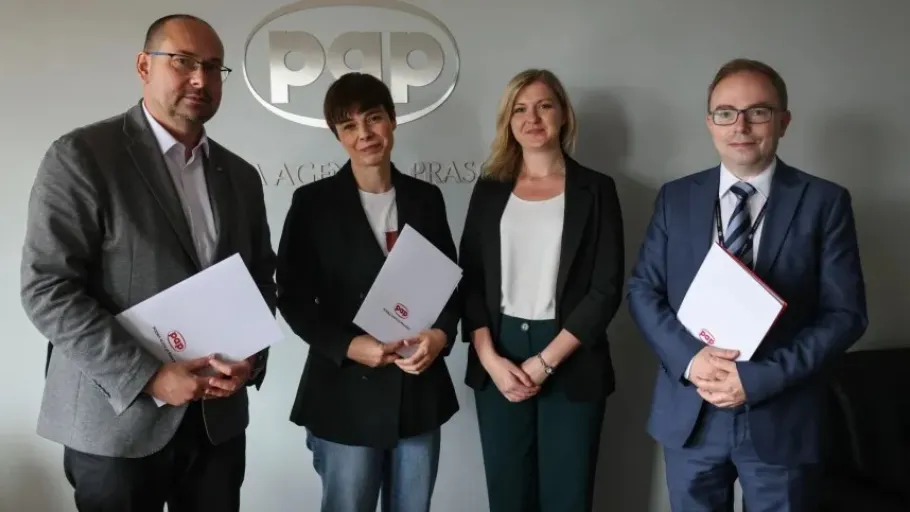 07.08.2025. Prorektor ds. Nauki Uniwersytetu Medycznego w Poznaniu prof. Michał Nowicki (P), zarządzający Polską Agencją Prasową Marek Błoński (L), prezes zarządu Fundacji Polskiej Agencji Prasowej Magdalena Chodak (2L) i członek zarządu Fundacji Polskiej Agencji Prasowej Magdalena Żuk (2P) po podpisaniu porozumienia między PAP a UMP, 7 bm. w siedzibie PAP w Warszawie. Polska Agencja Prasowa i Uniwersytet Medyczny im. Karola Marcinkowskiego w Poznaniu. (mr) PAP/Albert Zawada