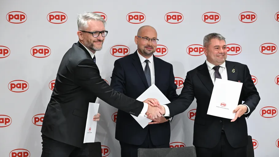 Zarządzający Polską Agencją Prasową Marek Błoński (C), prezes zarządu OBR CTM Marcin Wiśniewski (P) i prezes GPW DAI Paweł Laskowski (L) podczas podpisania listu intencyjnego, w ramach międzynarodowej konferencji pt. „Świat Narracji”, 15.09.25 r. w Centrum Prasowym PAP w Warszawie.