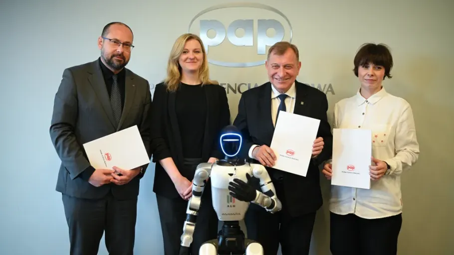 Dyrektor Generalny PAP Marek Błoński, prezes zarządu Fundacji PAP Magdalena Chodak, członek zarządu Fundacji PAP Magdalena Żuk, rektor AGH prof. Jerzy Lis, humanoidalny robot Barbara. Fot. PAP/ Marcin Obara