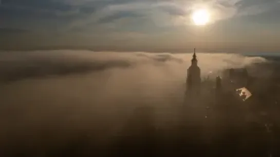 Poranna mgła nad Przemyślem. Fot. PAP/Darek Delmanowicz