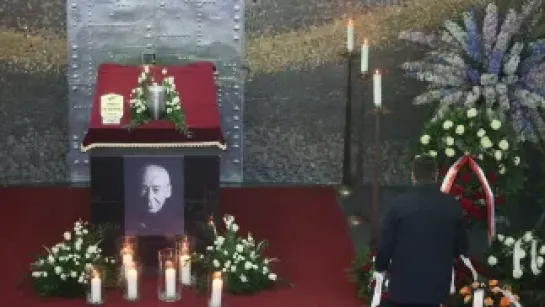 Uroczystości pogrzebowe historyka, naukowca, wykładowcy akademickiego i alpinisty, profesora nauk humanistycznych Andrzeja Paczkowskiego na Cmentarzu Wojskowym na Powązkach w Warszawie. Fot. PAP/Leszek Szymański