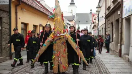 Pochód z Judoszem na ulicach Skoczowa. Fot. PAP/Jarek Praszkiewicz