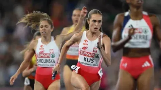 Lekkoatletyczne mistrzostwa Europy w Birmingham. Polki Izabela Smolińska (L) i Anastazja Kuś (C) w biegu finałowym 4x400 m Fot. PAP/Adam Warżawa
