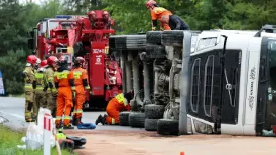  Przejście graniczne ze Słowacją w Chyżnem zablokowane z powodu wypadku. Fot. PAP/Grzegorz Momot 