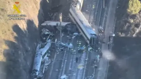 Hiszpańska Gwardia zbiera dowody na miejscu kolizji pociągów. Fot. PAP/EPA/GUARDIA CIVIL HANDOUT