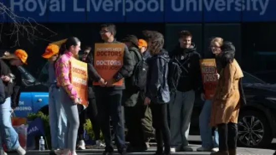 Protest lekarzy rezydentów w Wielkiej Brytanii. Fot. PAP/ EPA/ADAM VAUGHAN 
