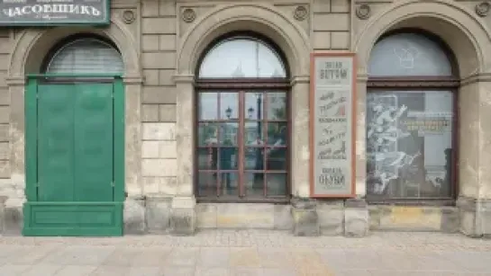  Prace na planie filmowym na Krakowskim Przedmieściu w Warszawie. Fot. PAP/Szymon Pulcyn